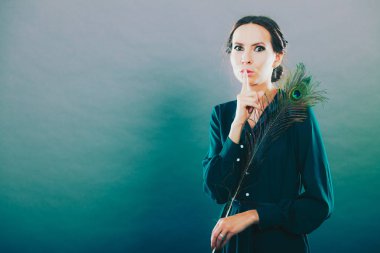 Tavus kuşu tüyü ile kız