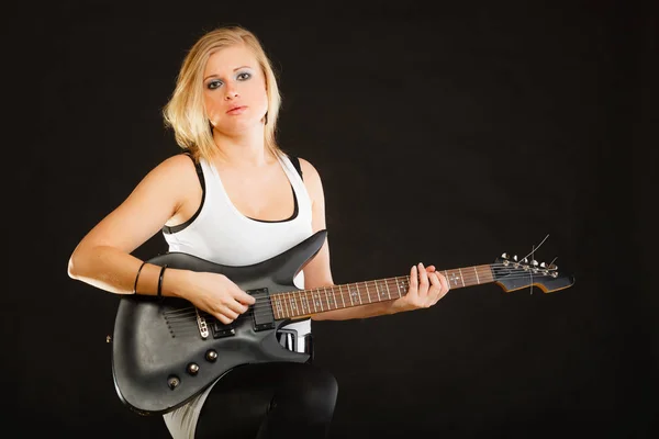 Vrouw op gitaar spelen en zingen — Stockfoto