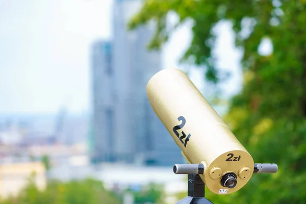 Telescópio dourado direcionado para a cidade . — Fotografia de Stock