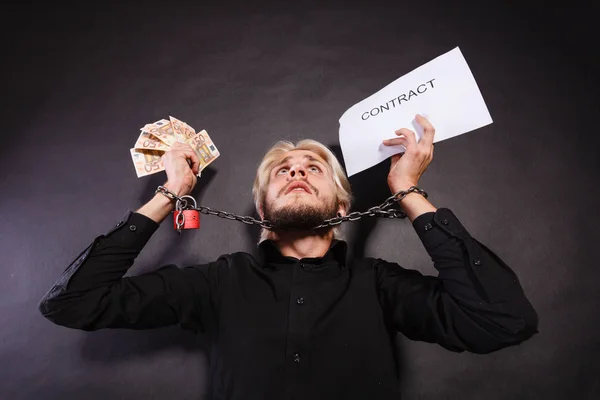 Mann mit gefesselten Händen hält Vertrag und Geld — Stockfoto