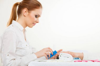 Çivi yapma kadın güzellik uzmanı.