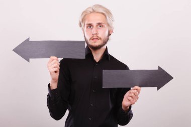 Sol ve sağ oklar siyah tutan adam