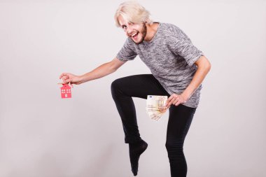 Eve para ve anahtarları tutan adam