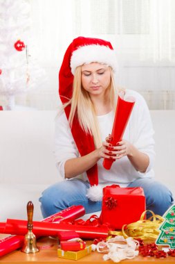 Noel hediyeleri ambalaj Santa şapka kadında