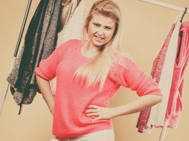 Dolap malzeme çekme kış kıyafeti duran kadın