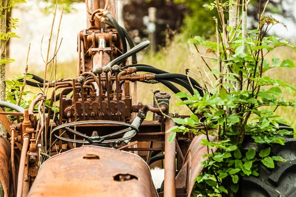 Máquinas agrícolas antigas cobertas de ferrugem — Fotografia de Stock