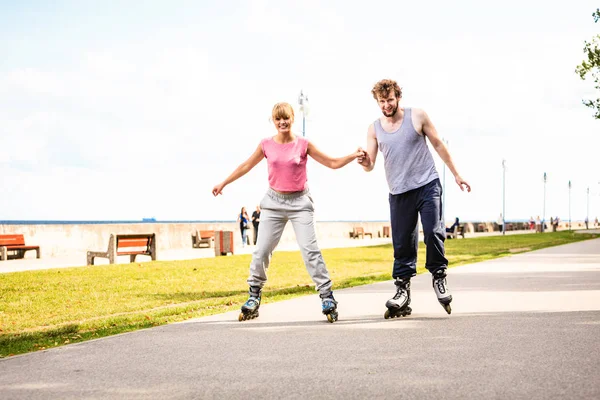 Активна молодь друзі роликові ковзани на відкритому повітрі . — стокове фото