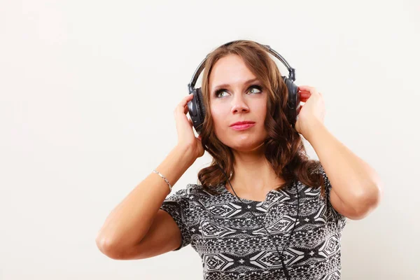 Nő a zene mp3 pihentető zenehallgatás fejhallgató — Stock Fotó