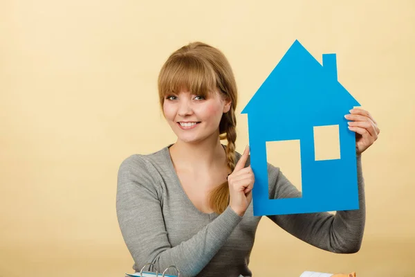 Happy woman holding house model. — Stock Photo, Image