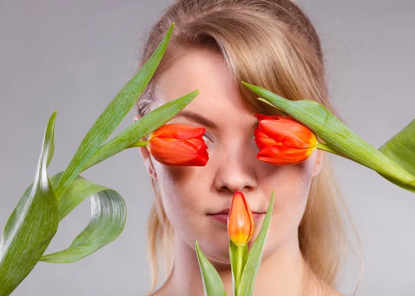 Dívka s Tulipán cítí spojení k přírodě. — Stock fotografie