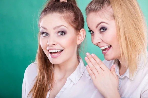 Dos adolescentes comparten secretos, chismes — Foto de Stock