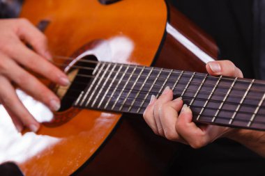 Akustik gitar çalan adama yakın çekim