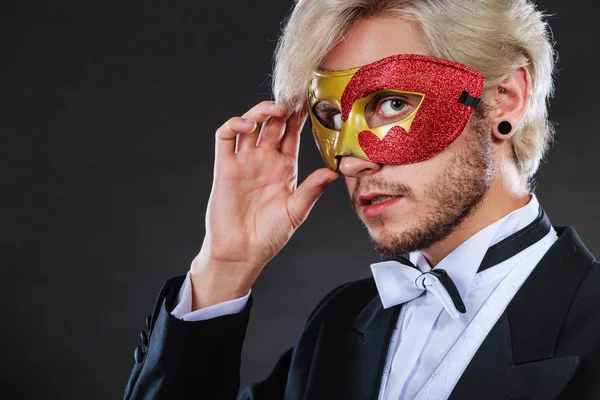 Giovane in maschera di carnevale sul buio — Foto Stock