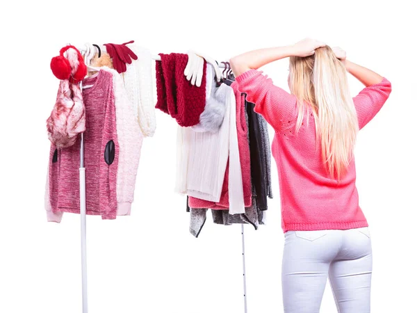 Kvinna i garderob att välja kläder — Stockfoto