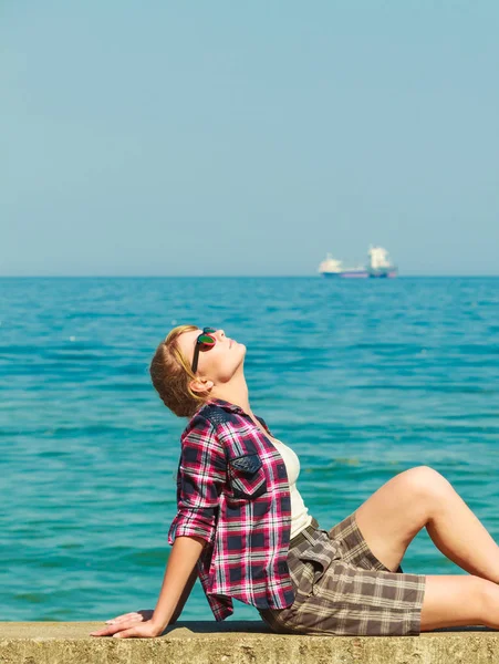 Woman hiker relaxing on sea coast — Stock Photo, Image
