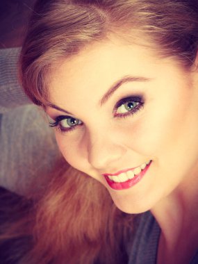 Yerde yatarken genç neşeli Bayan.