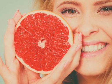 Kadın greyfurt narenciye meyve elinde tutan