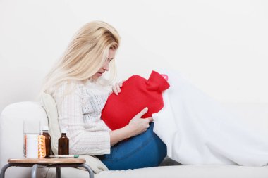 Cofa üzerinde oturan kadın duygu mide krampları