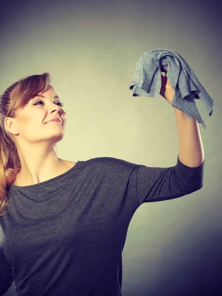 Menina com pano de limpeza na mão . — Fotografia de Stock