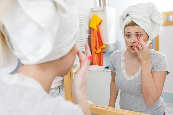 Mujer mirando su reflejo en el espejo — Foto de Stock