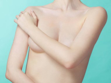 Çıplak kadın göğüslerini elle kapsayan