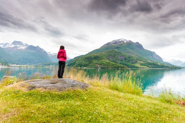 Kadın turist rahatlatıcı fiyort deniz kıyısında, Norveç — Stok fotoğraf