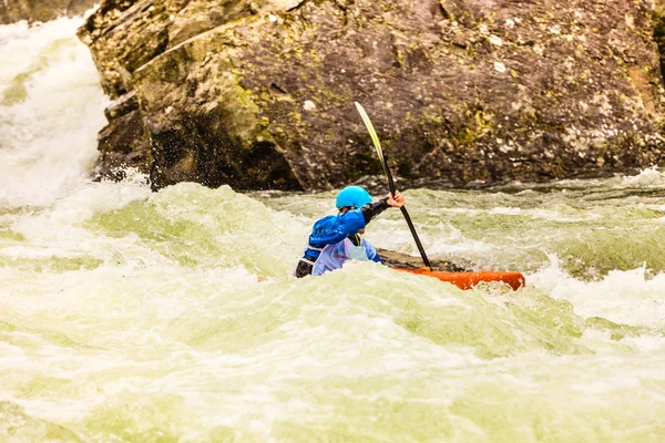 Canoagem de montanha de água branca extrema — Fotografia de Stock