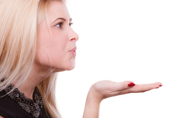 Blond žena odesílání vzduchu polibek na dlaně levé ruky — Stock fotografie