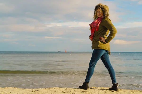 Femme relaxante sur la plage, journée froide — Photo