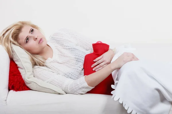 Žena pocit žaludeční křeče, ležící na cofa — Stock fotografie
