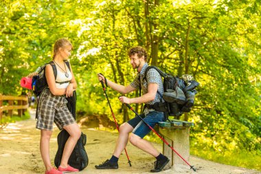 Genç çift gitar sırt çantası açık ile hiking