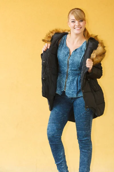 Mode Mädchen in Jacke. — Stockfoto