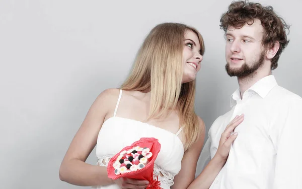 Casal amoroso com flores de bando de doces. Amor. . — Fotografia de Stock