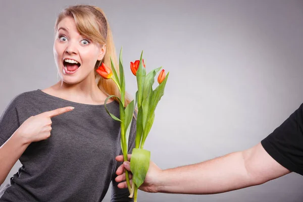 Vrouw krijgt boeket Tulpen van man. — Stockfoto