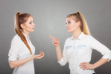 İki kız orgazm bağımsız değişkeni, kişiler arası çatışma