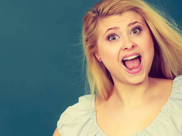 Щаслива позитивна блондинка має смішний вираз обличчя — стокове фото