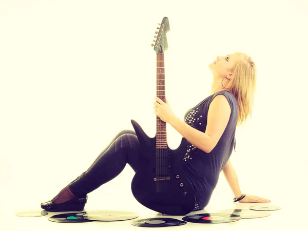 Donna con chitarra elettrica e disco in vinile . — Foto Stock