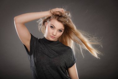 Açık sallayarak saçlı güzel sarışın kadın.