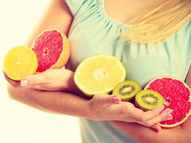 Meyve kivi tutan kadın. portakal, limon ve greyfurt