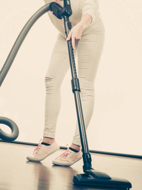 Kadın bacakları ve elektrikli süpürge