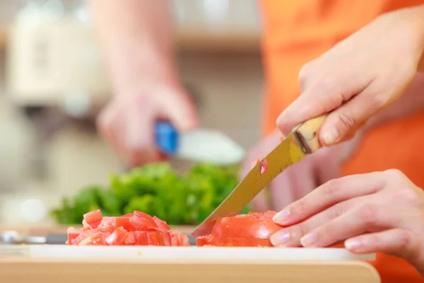 Pareja preparando verduras frescas ensalada de alimentos — Foto de Stock