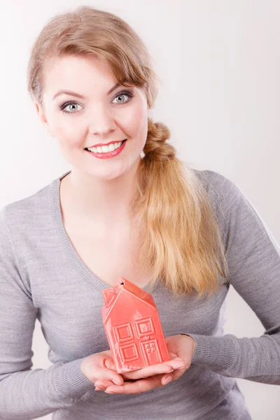 Uśmiechnięta kobieta trzyma modelu dom. — Zdjęcie stockowe