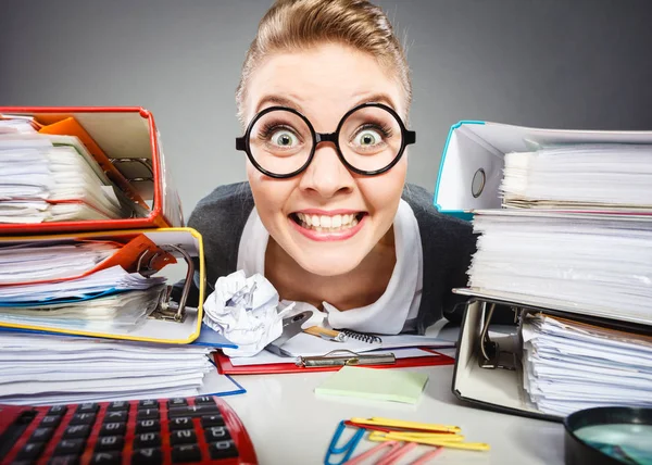 Mulher de escritório insana no trabalho . — Fotografia de Stock