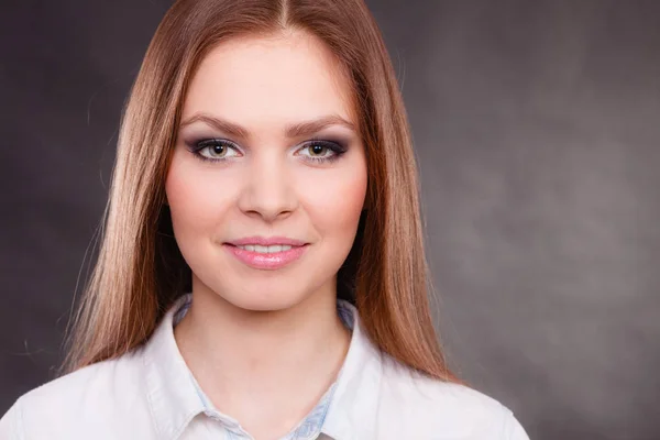 Glamoureuze vrouw met elegante ogen make-up. — Stockfoto