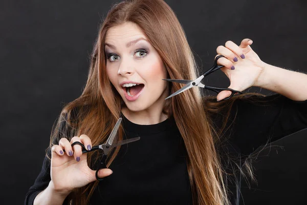 Professioneller Friseur mit Schere zum Schneiden. — Stockfoto