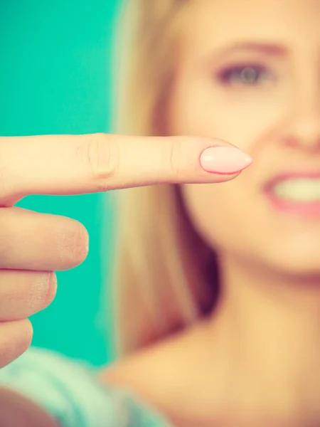 Mulher loira feliz apontando com um dedo — Fotografia de Stock