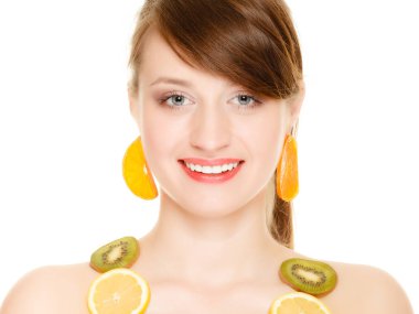 diyet. taze narenciye izole kolye ile kız