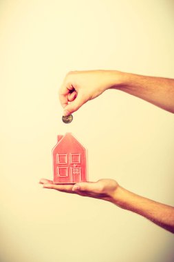 Adam evi servet para koyarak