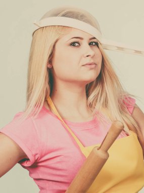 Kevgir kafasına oklavayla tutan giyen kadın