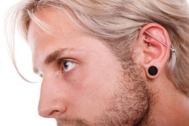 Piercing ile genç çocuk ve modaya uygun saç modeli